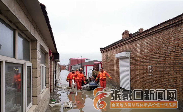 西安雨中小巷的美食秘境，探寻特色小店的味蕾之旅（11月4日大雨）